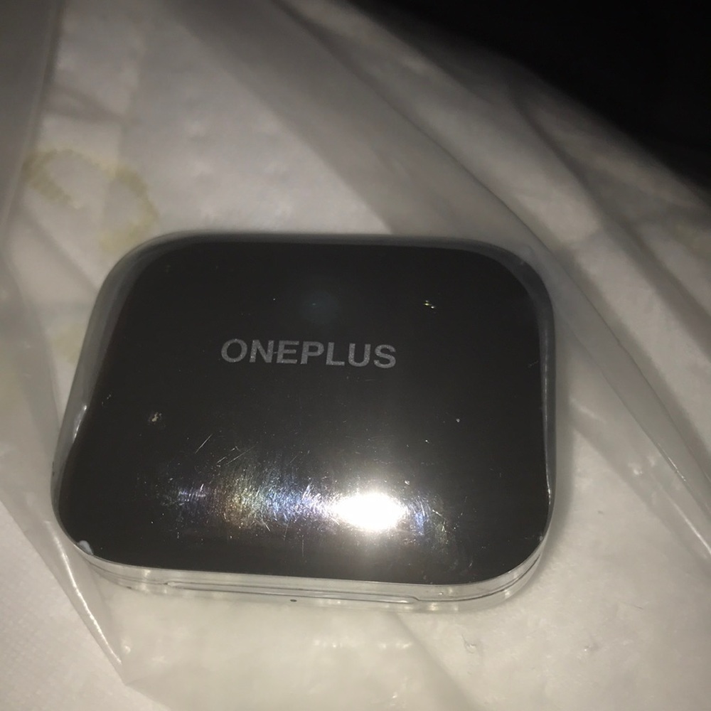 I’m selling silver oneplus headphones I used the a little the work i do pick up